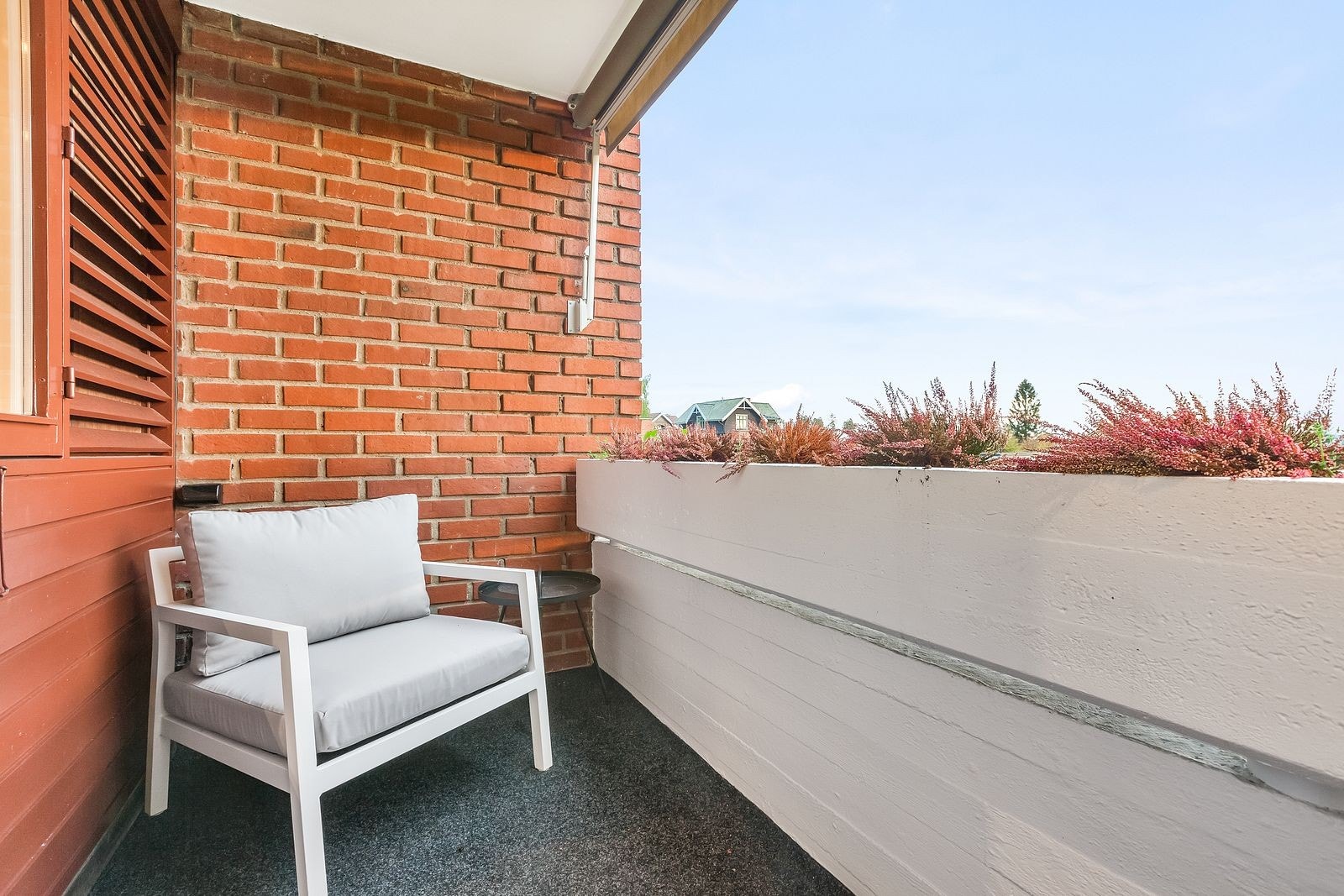 Solrik balkong med hyggelig utsyn. Galleribilde