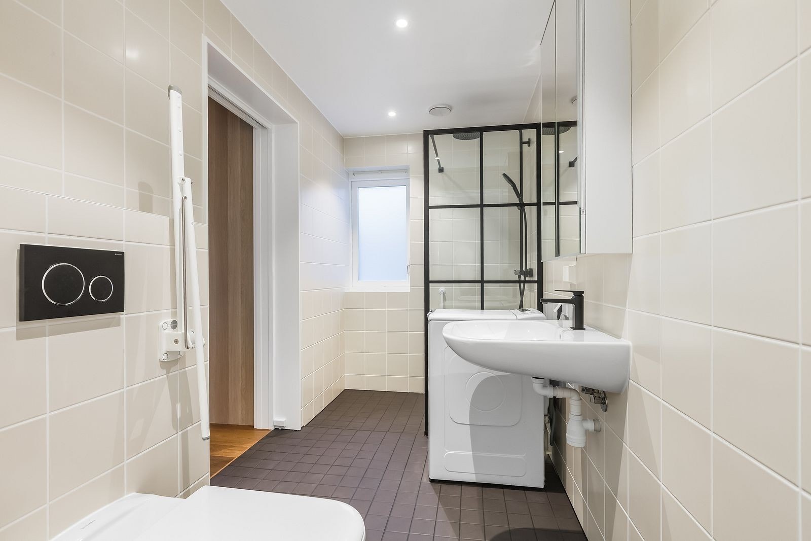 Nyoppusset bad med vaskemaskin, dusj, WC og servant. Galleribilde