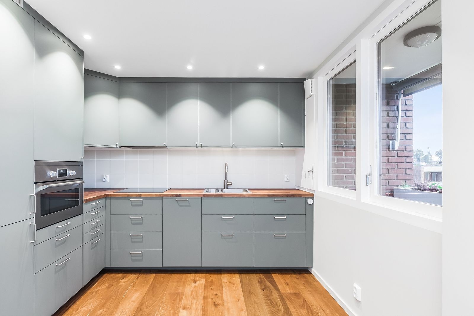 Nytt kjøkken med hvitevarer Galleribilde