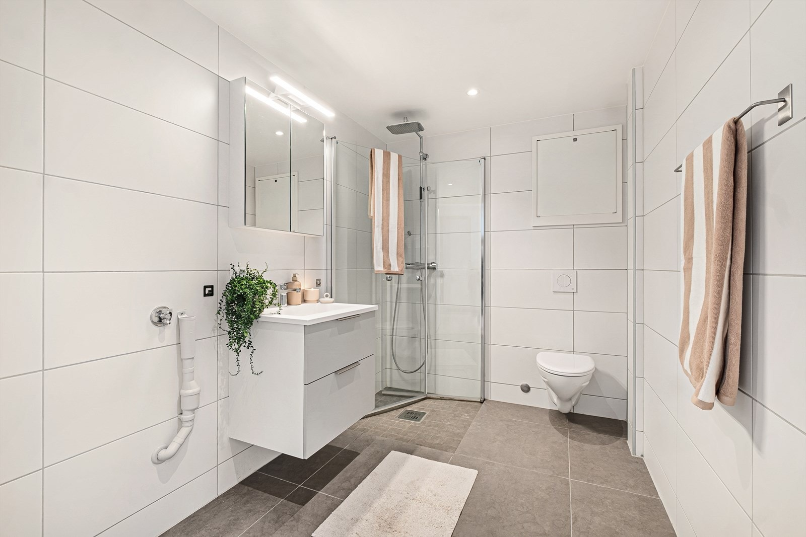 Badet har også vegghengt toalett og opplegg for vaskemaskin. Galleribilde