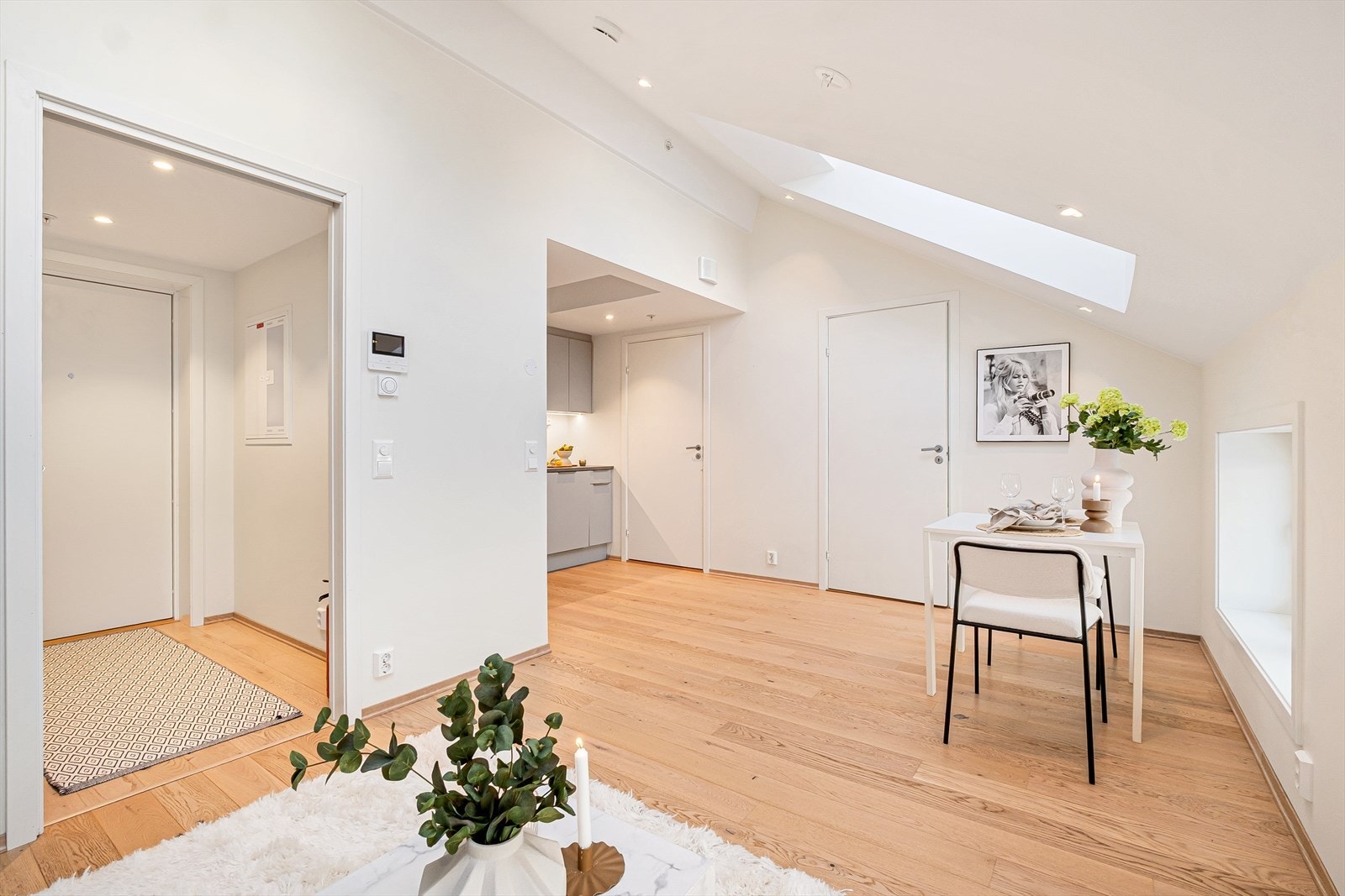 Leiligheten har rikelig med vinduer både langs vegg og i himling, som bader leiligheten med naturlig lysinnslipp. Galleribilde