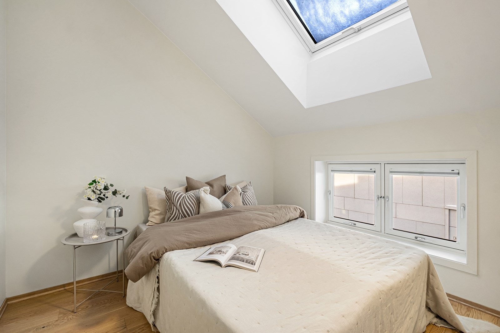 Soverommet er av god størrelse, og har fint plass til både dobbeltseng og en større garderobeløsning. Galleribilde