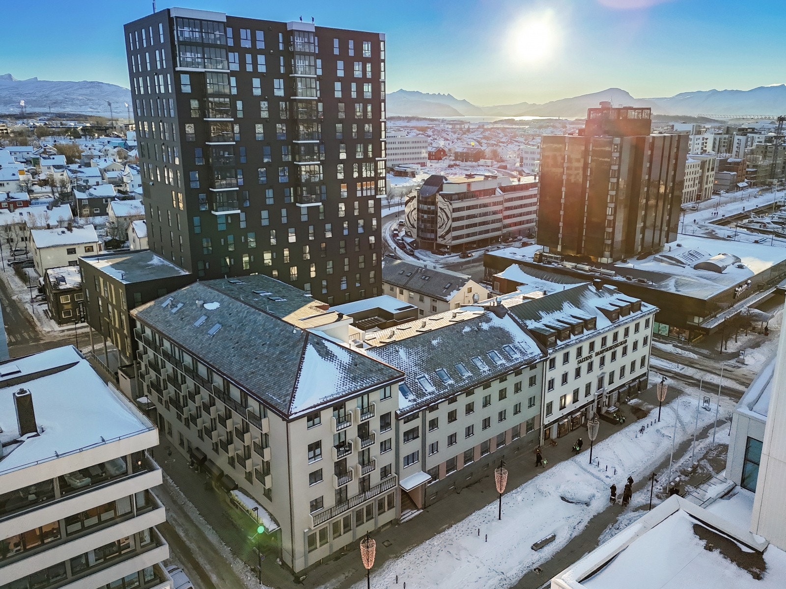 Bygget er plassert midt i sentrum, med leiligheten vendt mot gågaten. Det er også felles takterrasse med utgang fra 3. etasje. Her har du et bugnende servicetilbud like utenfor ytterdøra. Galleribilde