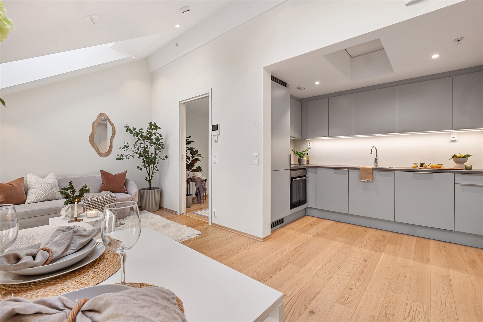 Leiligheten ble ferdigstilt i 2022, og har gjennomgående stilrene farge- og materialvalg. Galleribilde