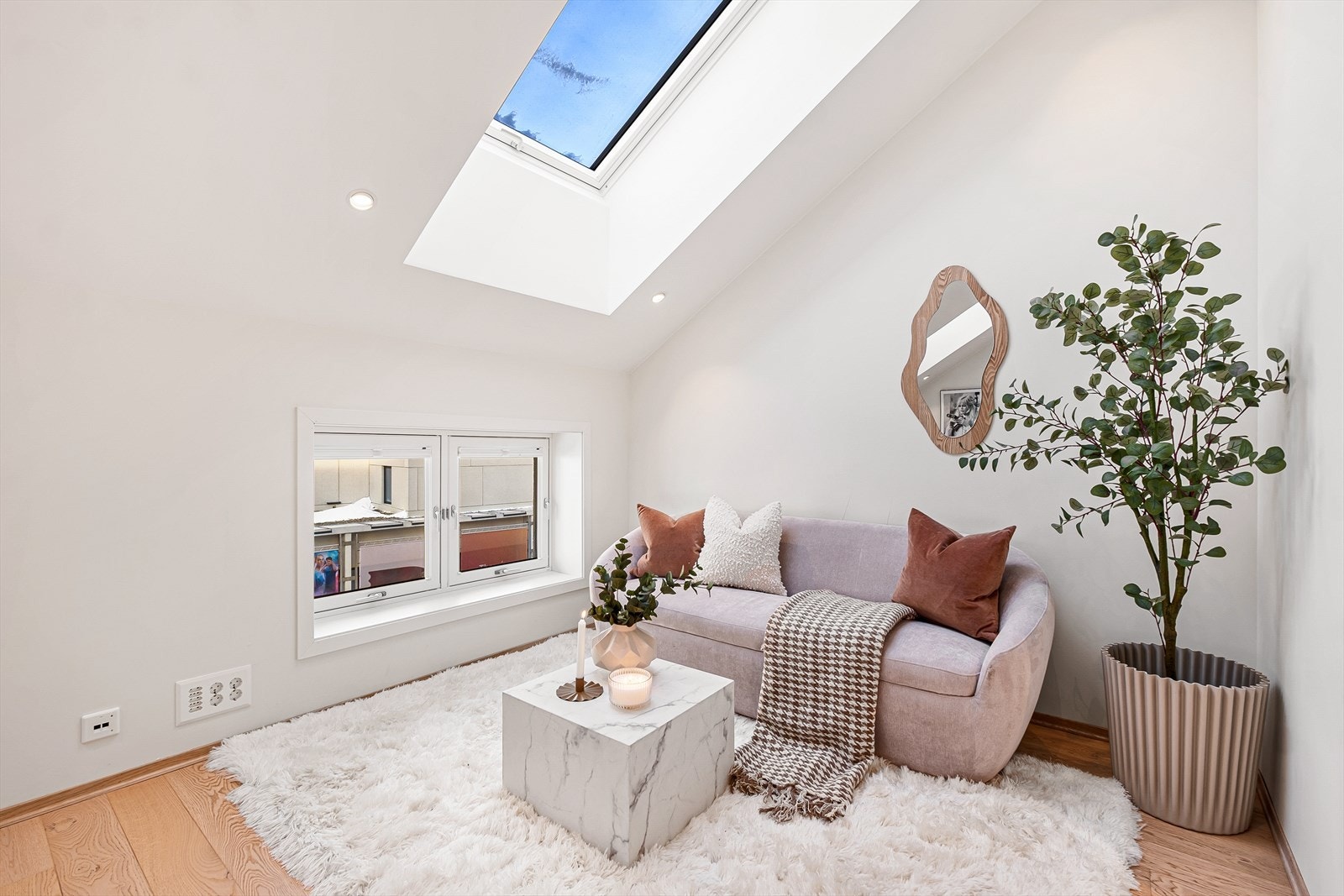 Leiligheten ligger i 4. etasje med heisadkomst, vendt mot gågata i nordvest. Galleribilde