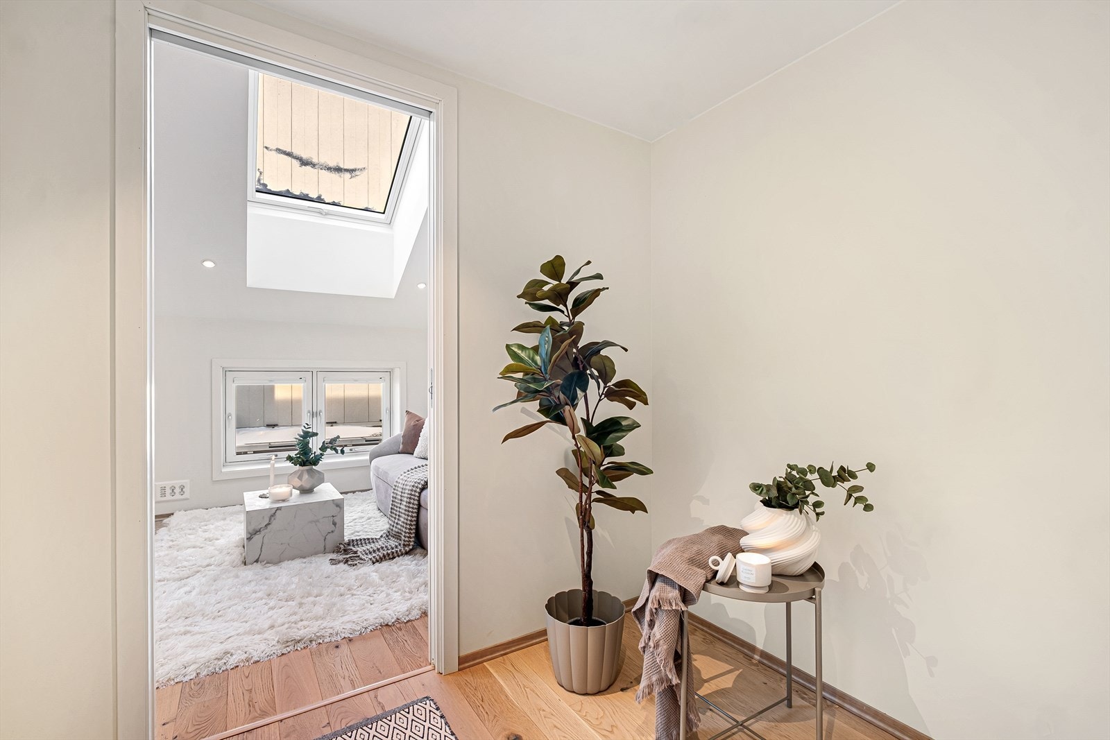 Entréen gir et innbydende førsteinntrykk, og har god plass til lagring av yttertøy og sko. Galleribilde