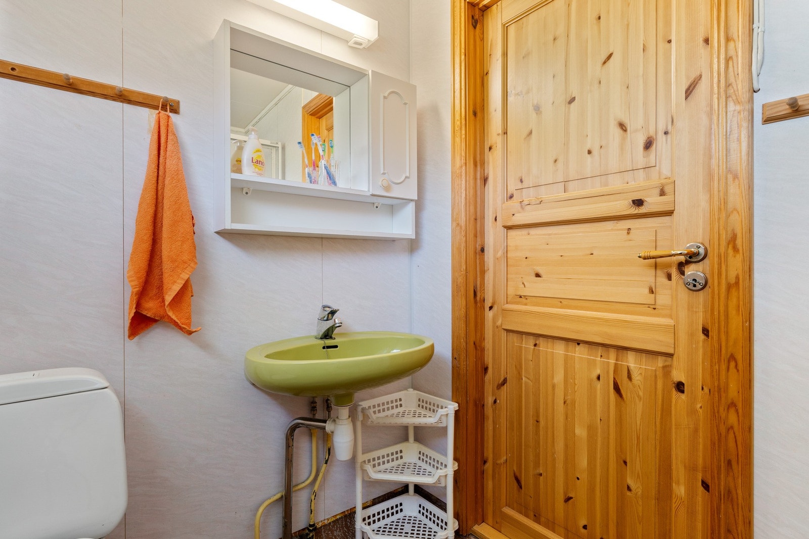 Badet er utstyrt med servant, dusjkabinett, toalett og opplegg for vaskemaskin Galleribilde