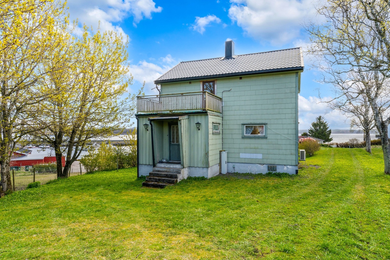 Det er 8 km. til kommunesenteret Fillan hvor man finner skole, barnehage, lege, tannlege, kjøpesentra, dagligvarebutikker og øvrige servicefunksjoner. Galleribilde