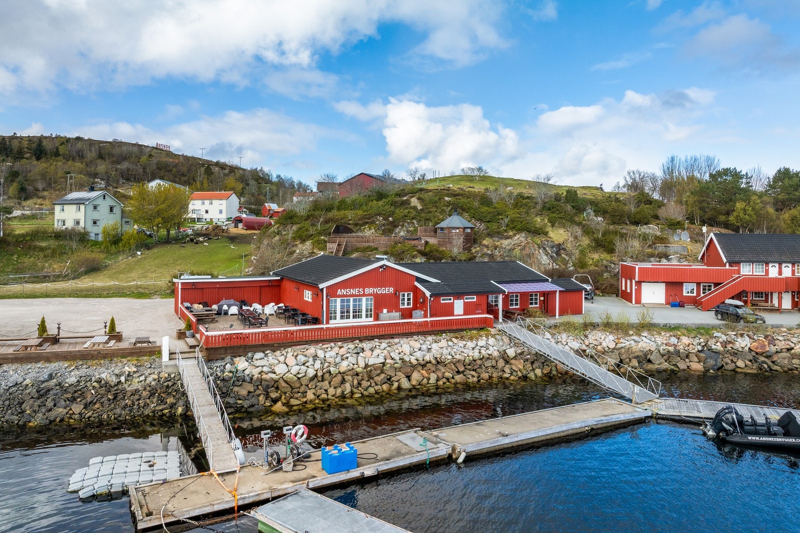 Like nedenfor eiendommen finner man Ansnes Brygger. Her kan man nyte en deilig middag, ta en god drink eller delta på spennende aktiviteter som RIB-turer og ølsmaking m.m. Galleribilde