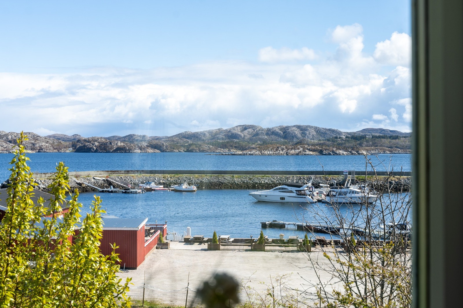 Boligen kan skilte med fin utsikt og kort vei til sjøen Galleribilde