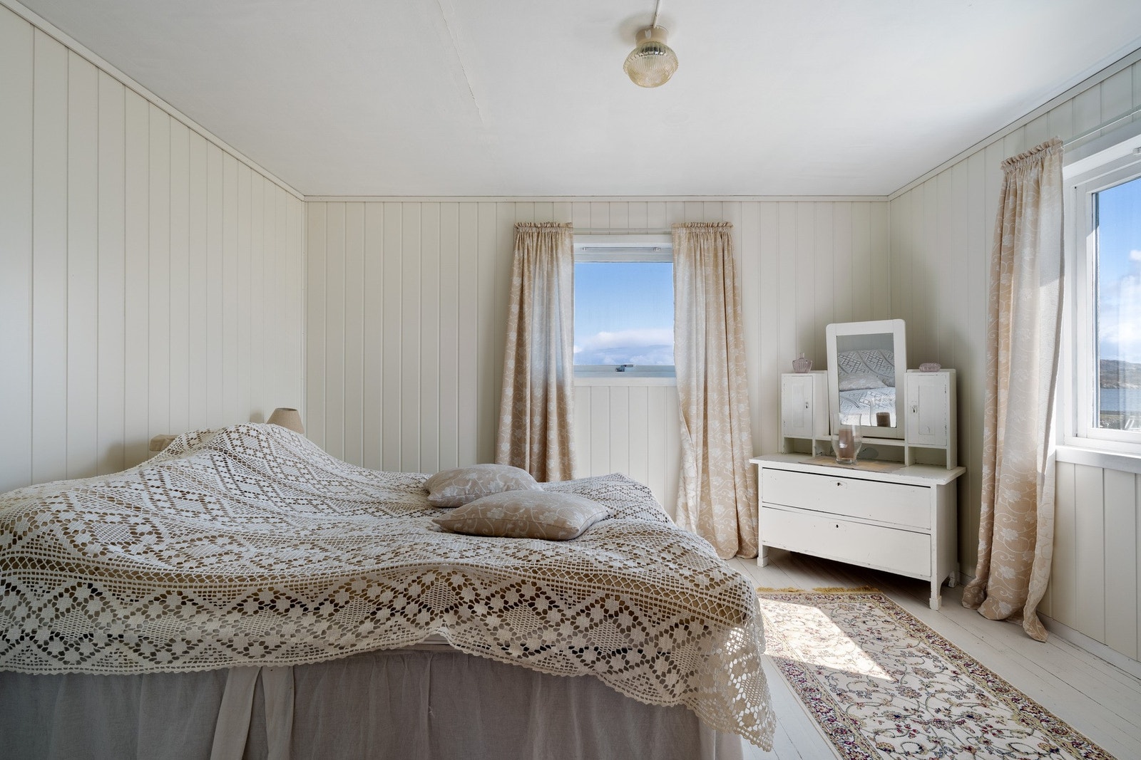 Soverom - Vi gjør oppmerksom på at takstmannen opplyser at det mangler rømningsvei fra 2. etasje og at det bør monteres stige Galleribilde