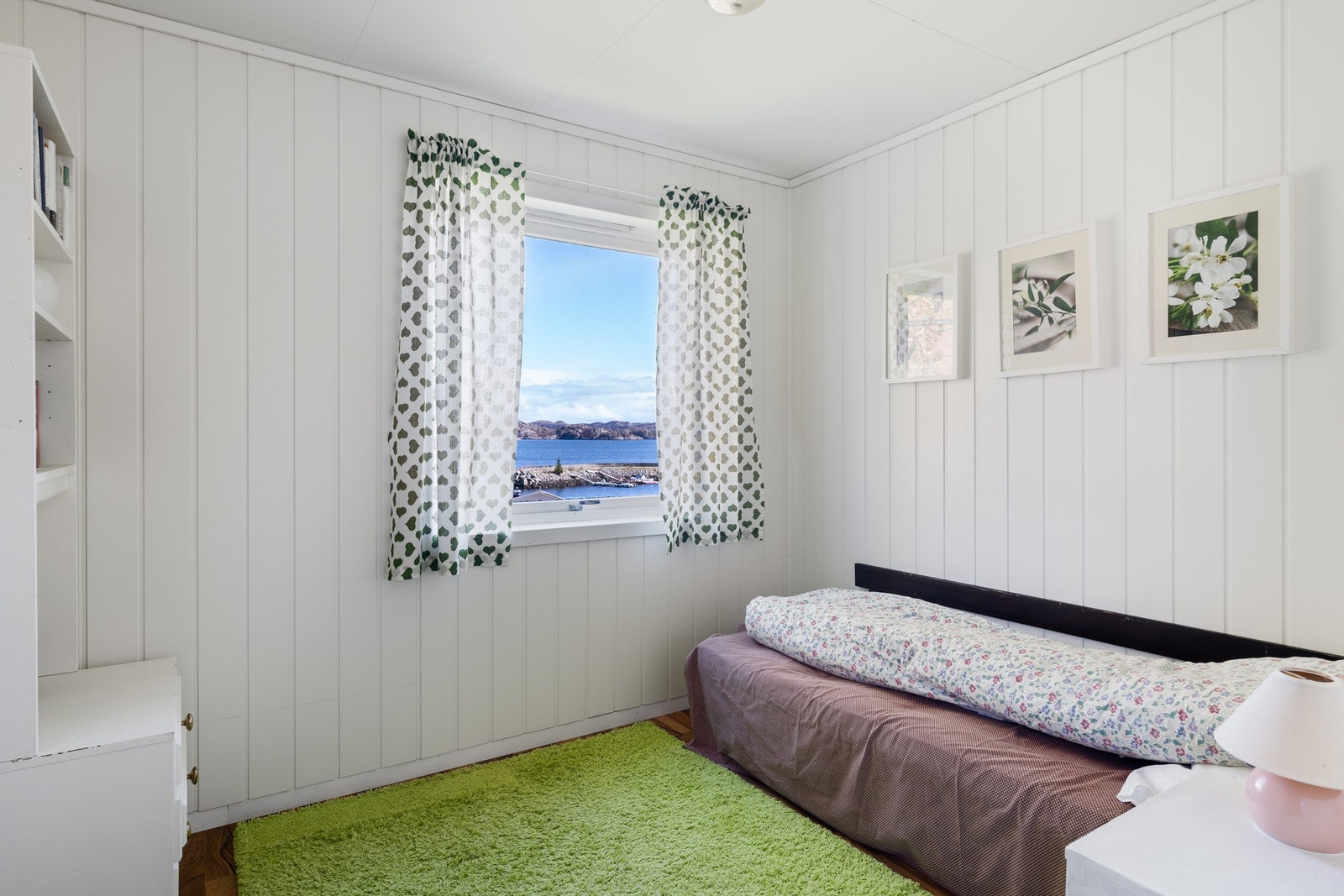 Soverom - Vi gjør oppmerksom på at takstmannen opplyser at det mangler rømningsvei fra 2. etasje og at det bør monteres stige Galleribilde