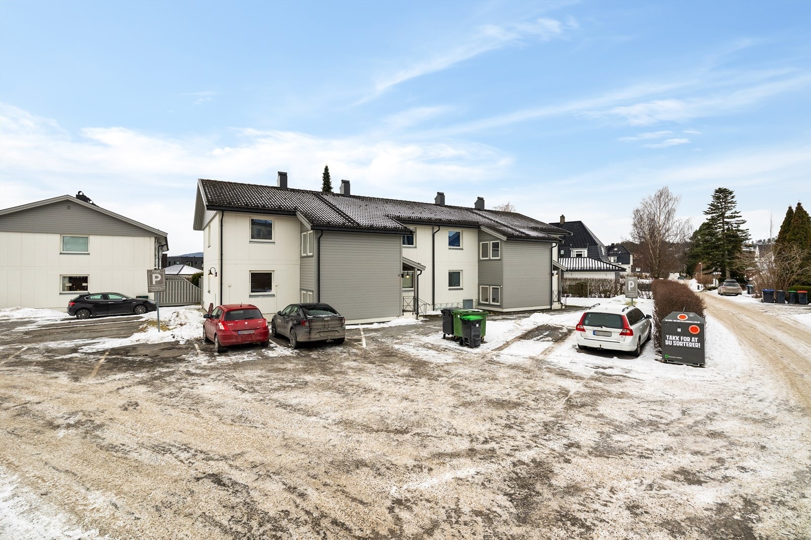 Borettslaget har felles biloppstillingsplasser, hvor det er tilrettelagt for lading av el-bil. Galleribilde