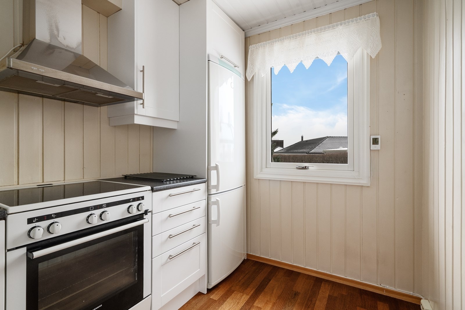 Benkeplaten er av laminat, og det er avsatt plass til frittstående hvitevarer som oppvaskmaskin, komfyr og kjøl/fryseskap. Galleribilde