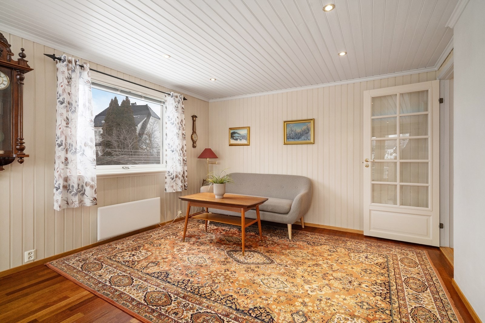 Stua er lys og hyggelig med ekstra vindu på endeveggen for godt lysinnslipp. Galleribilde