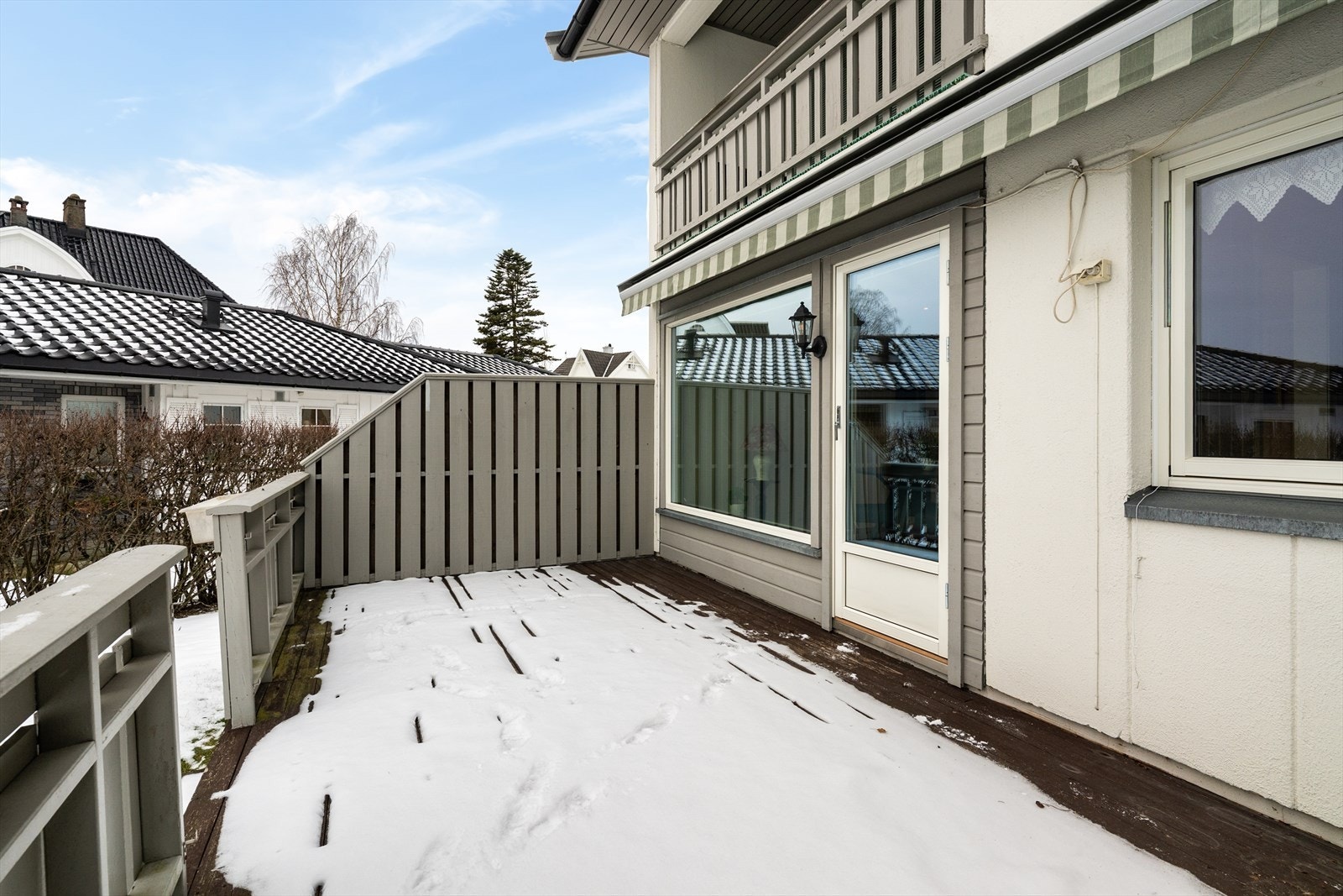 Leiligheten har en trivelig og solrik terrasse på ca. 17 m2 som vender ut mot et skjermet og pent fellesområde. Galleribilde