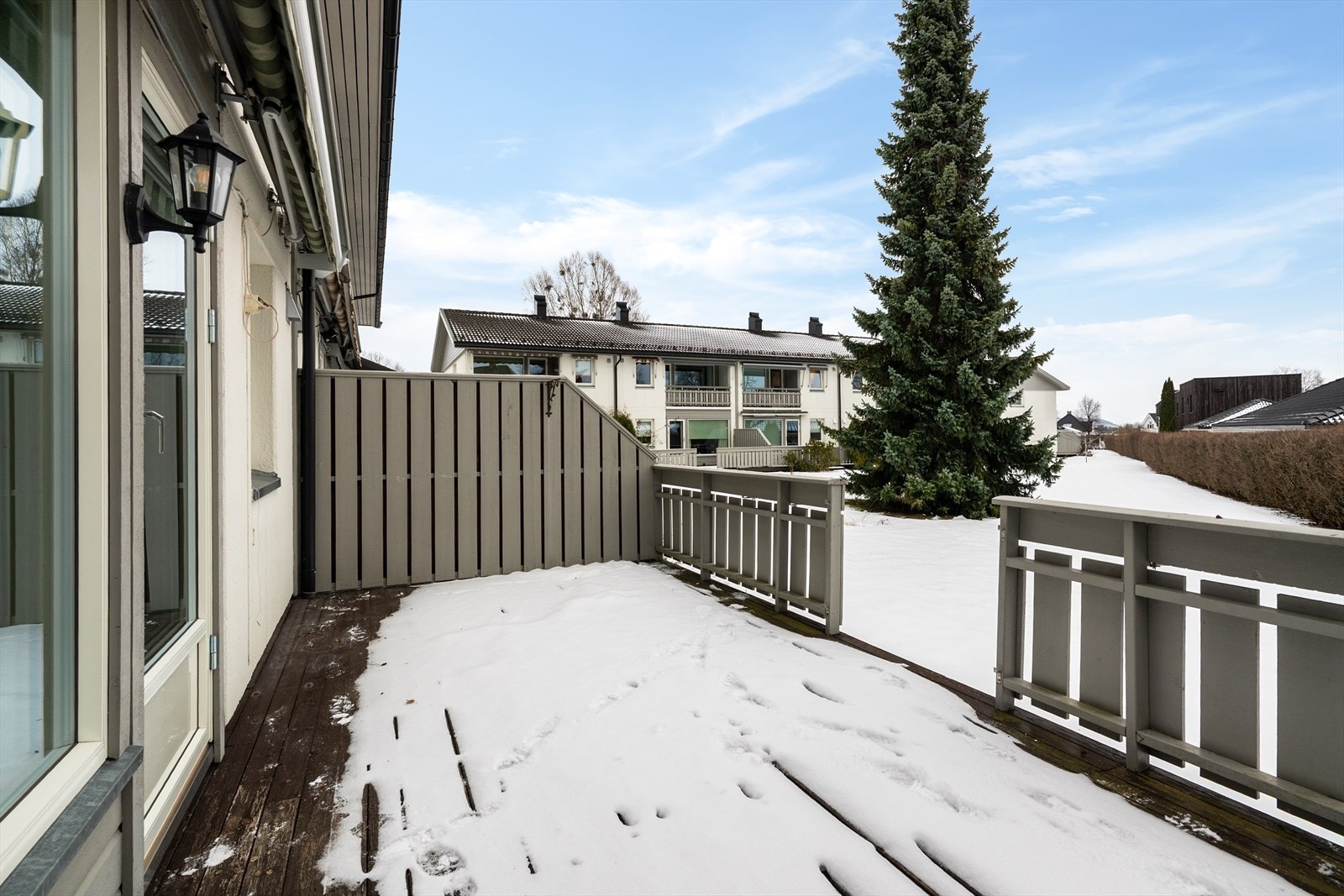 Borettslagets tomt har hyggelige fellesområder med store plenarealer, fine prydbusker og asfaltert gårdsplass. Eiendommen er pent innrammet med hekk i store deler av tomtegrensa. B Galleribilde