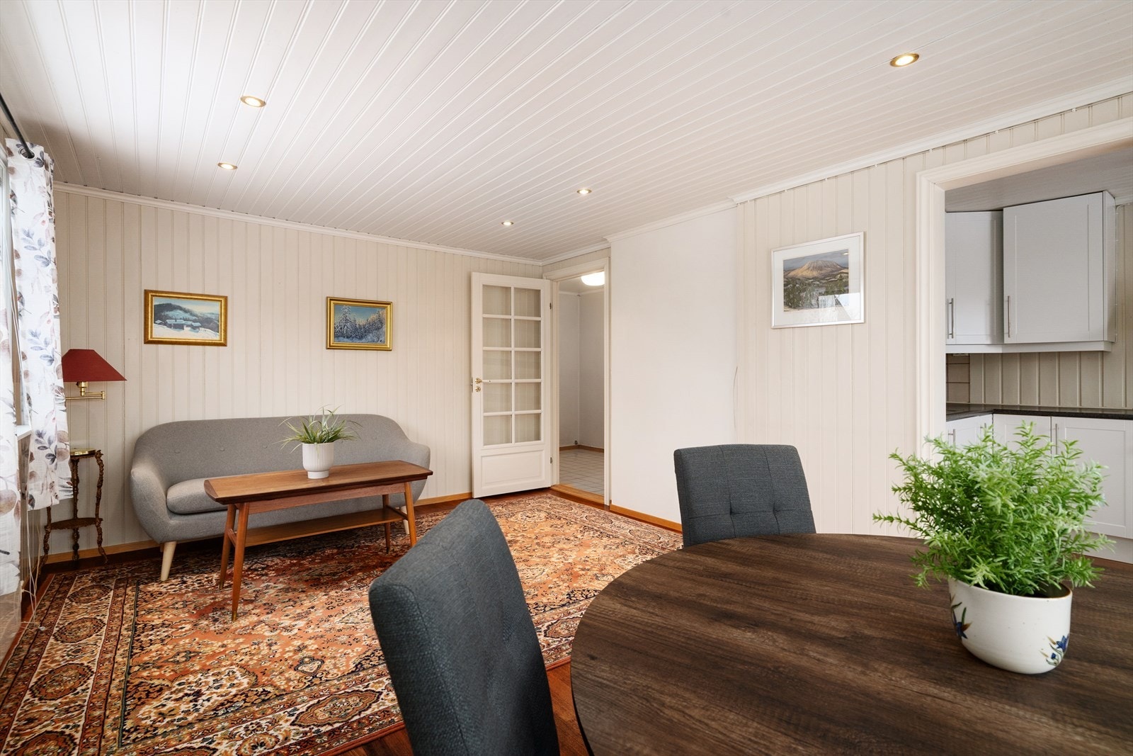 Stua har delvis åpen løsning mot kjøkkenet, og mellom stua og gangen er det en pen glassdør som gir en god følelse av åpenhet mellom rommene. Galleribilde