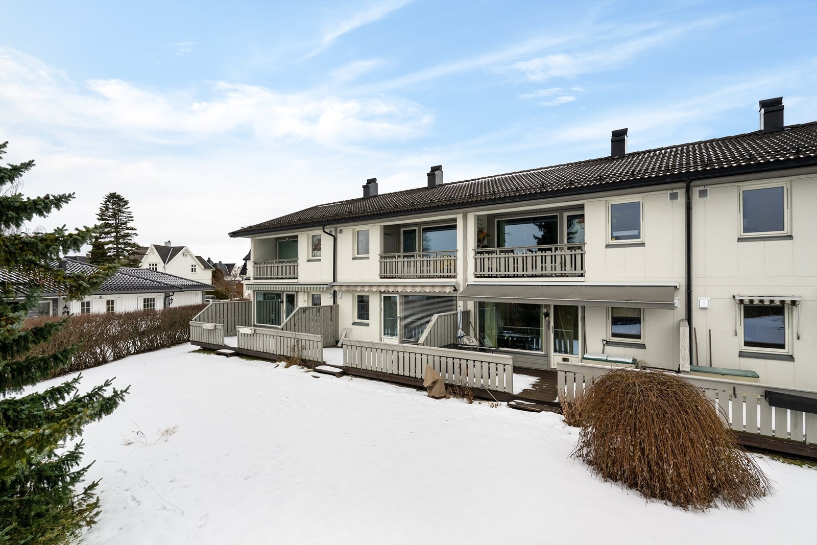 Det er kun en liten gåtur inn til sentrum hvor du kan nyte alt hva byen har å tilby av kaféliv, kulturtilbud, forretninger, kino og Ibsenhuset med sitt brede utvalg av konserter og forestillinger. Gode bussforbindelser rett i nærheten. Galleribilde