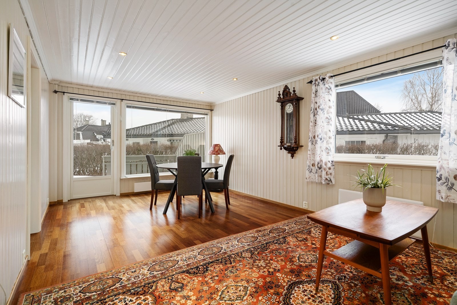 Lys og praktisk endeleilighet med solrik terrasse og sentrumsnær beliggenhet i rolig villaområde på søndre Falkum. Galleribilde