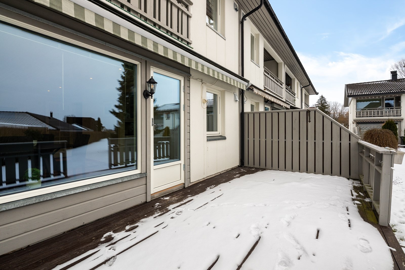 Ut fra leilighetens stue/kjøkken er det en romslig terrasse som ligger solfylt til mot sydvest. Galleribilde