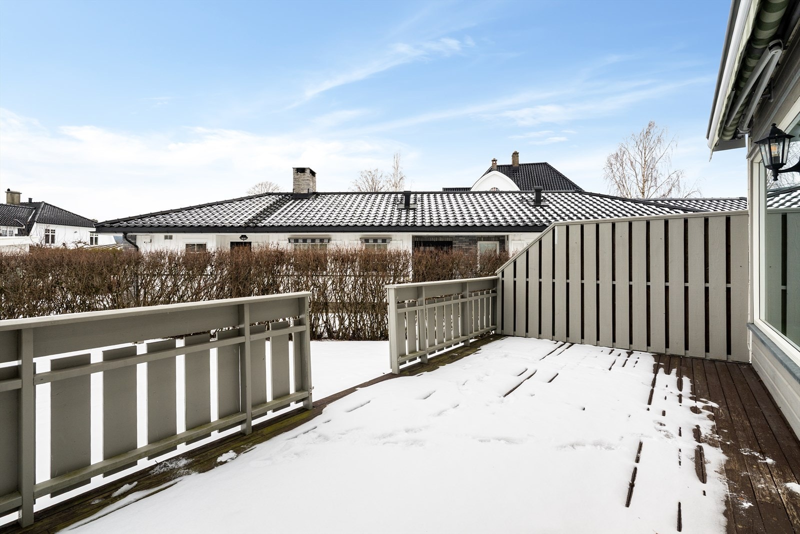 Her er det levegger på sidene, og det er montert elektrisk markise for solskjerming. Galleribilde