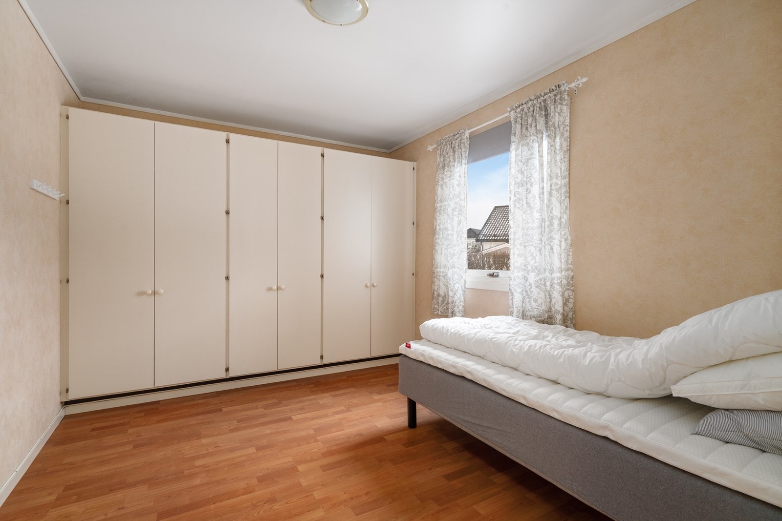 Soverommet er av god størrelse, med meget god garderobeplass langs den ene veggen. Galleribilde