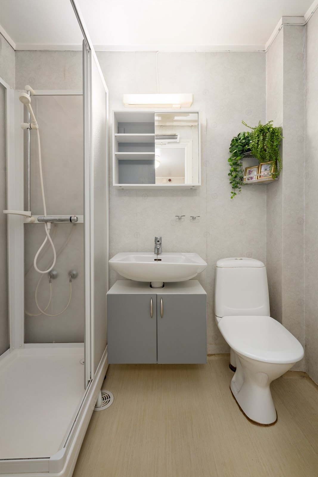 Dagens bad er av eldre dato, men vil bli renovert i regi av borettslaget i løpet av året. Dagens bad inneholder servantskap, dusjkabinett og og toalett. Galleribilde