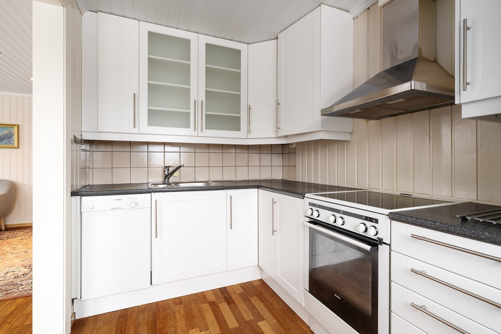 Leiligheten er funksjonelt innredet og har en god planløsning og delvis åpen løsning mellom stua og kjøkkenet. Galleribilde