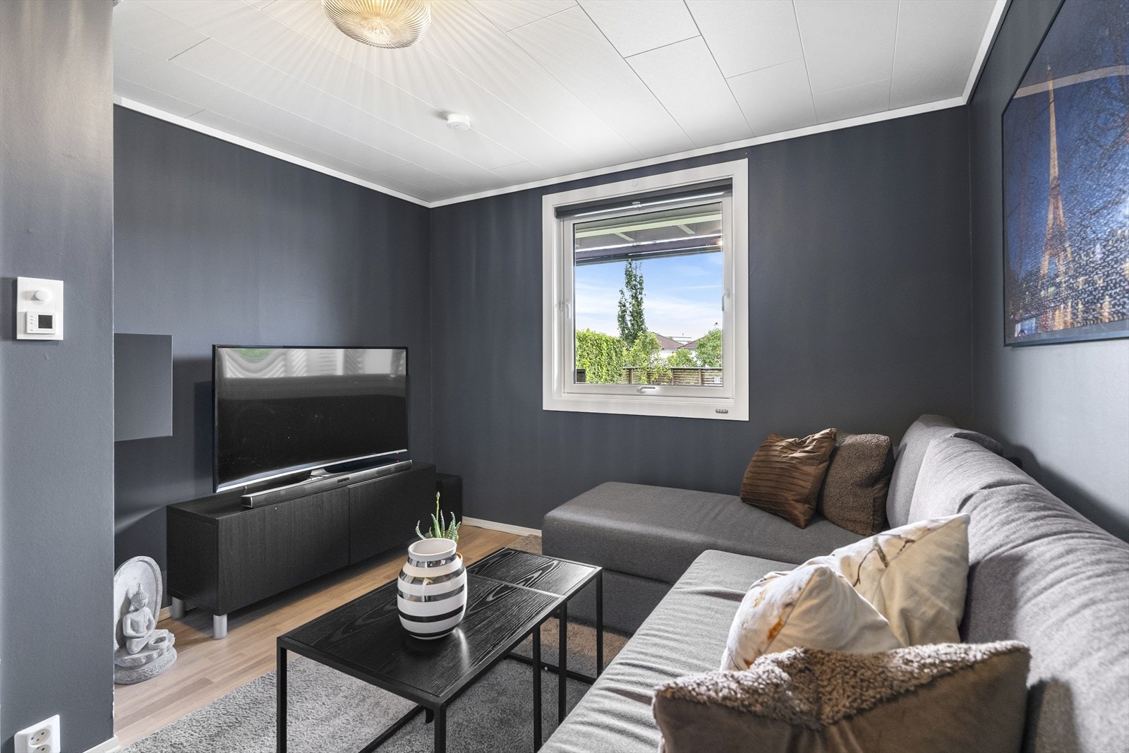 Soverom nr. 4 i u.etg. er idag brukt som tv-stue. Dette soverommet er ikke byggegodkjent (godkjent som bod). Galleribilde