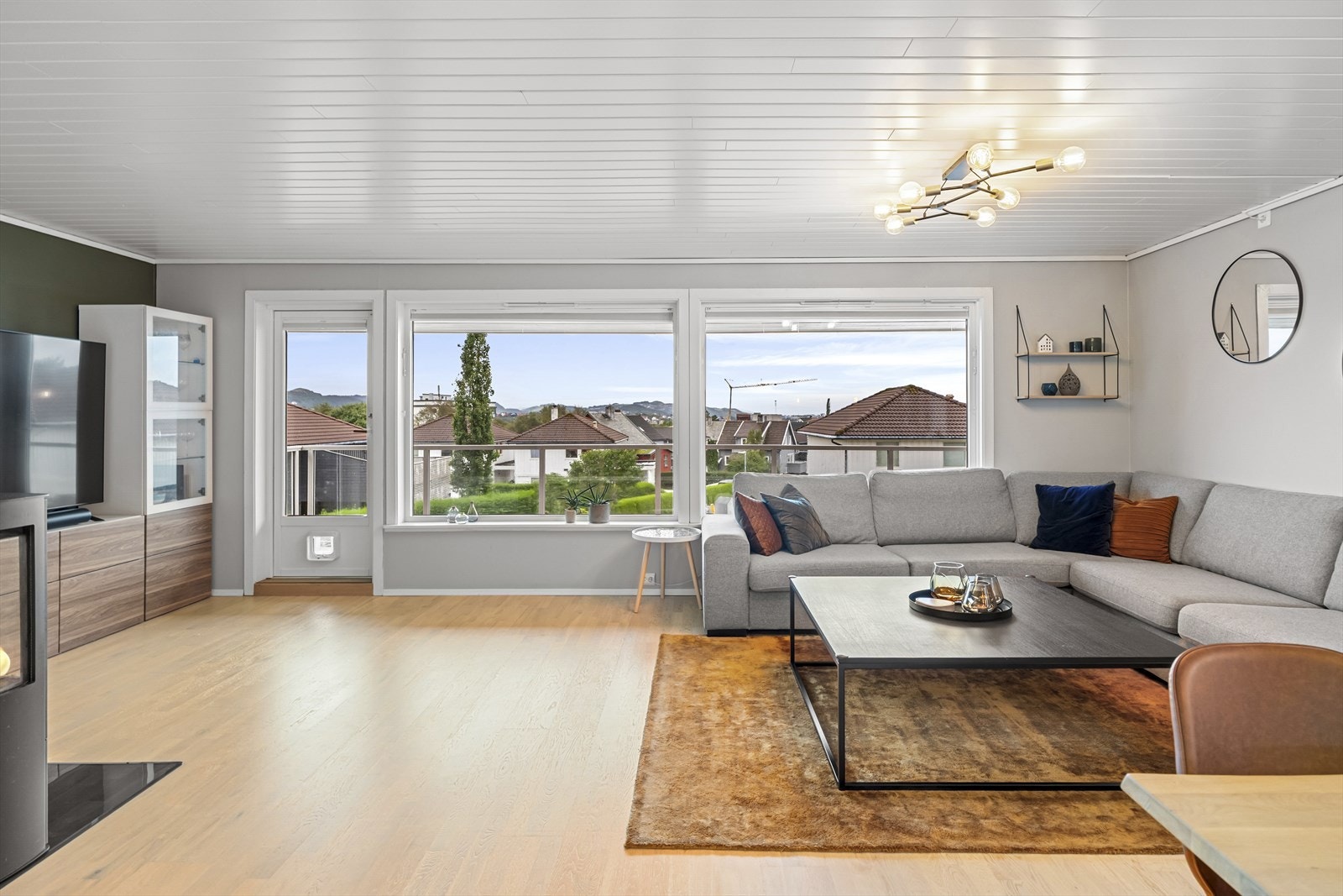 Som samlingssted har boligen en åpen, romslig og innbydende stue, der store vinduer i front sørger for flotte lys- og utsiktsforhold. Galleribilde