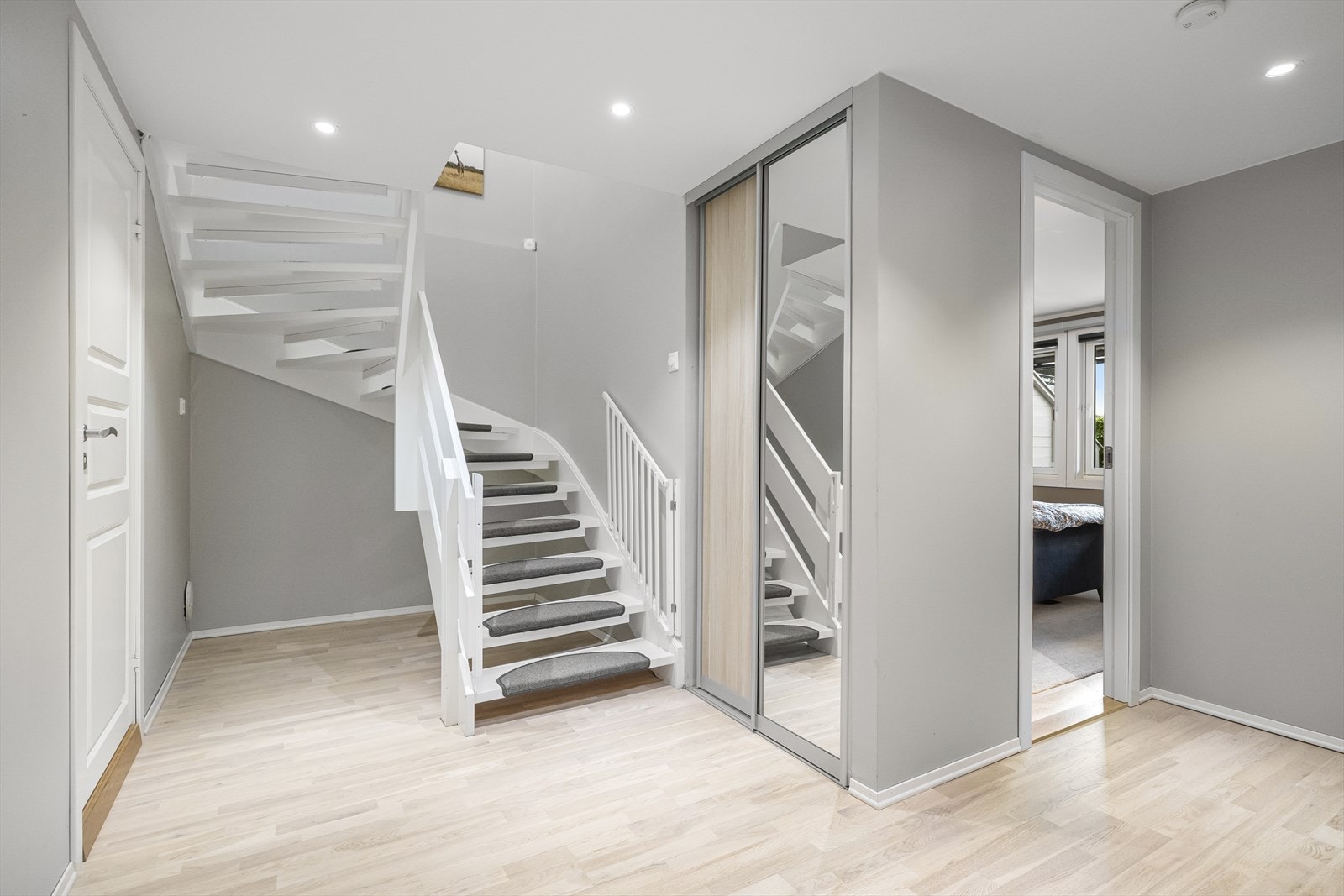 Entreen er innredet med skyvedørsgarderobe. Galleribilde