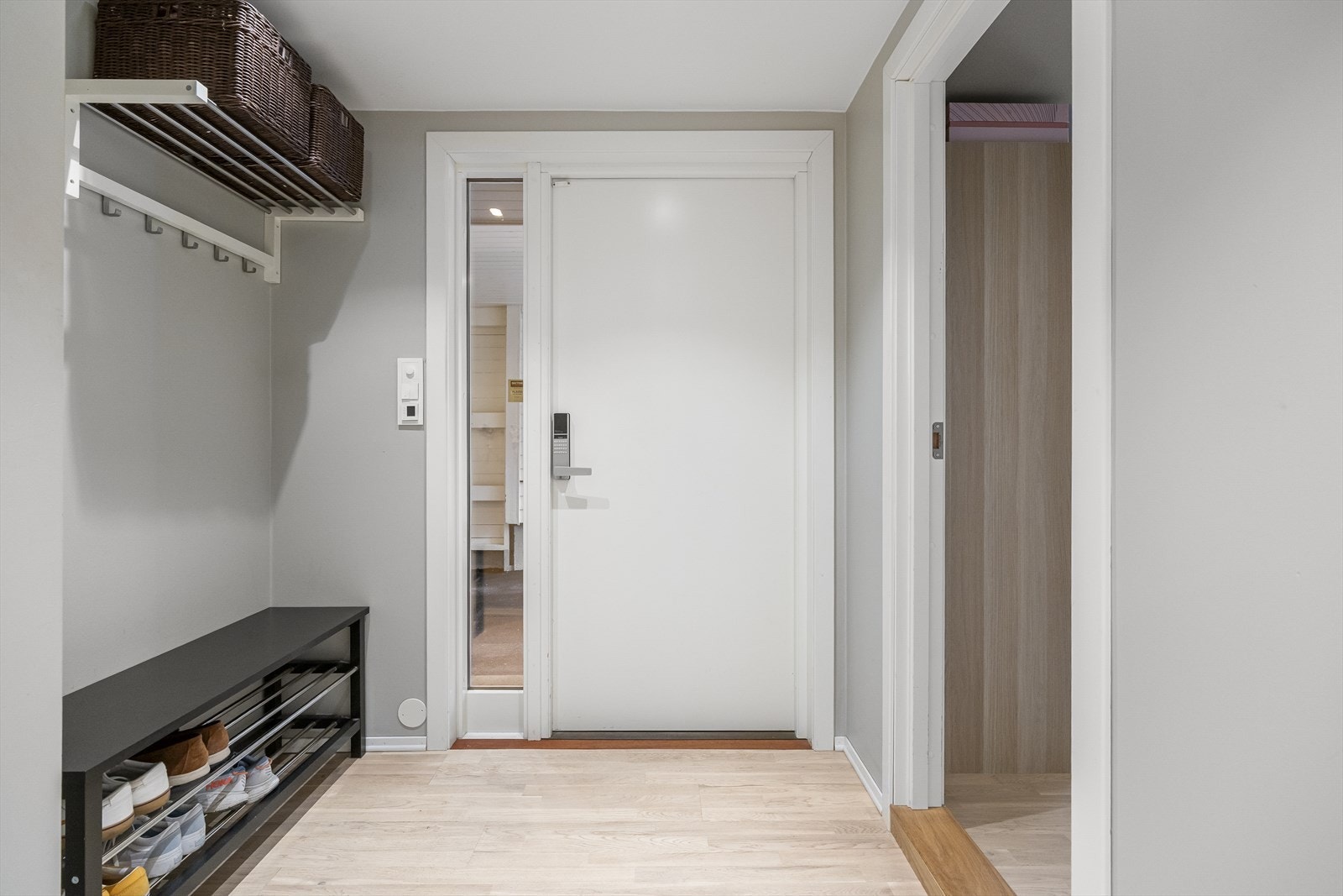 Entreen gir et godt førsteinntrykk, med parkettgulv, downlights og gråmalte vegger. Galleribilde