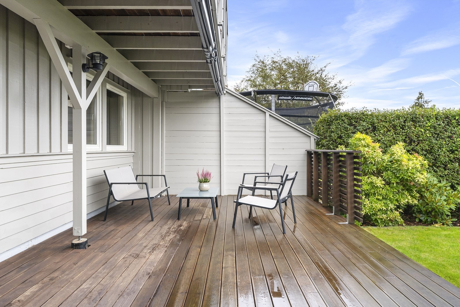 Terrassen er delvis overbygd, med et areal på ca. 24 kvm. Galleribilde