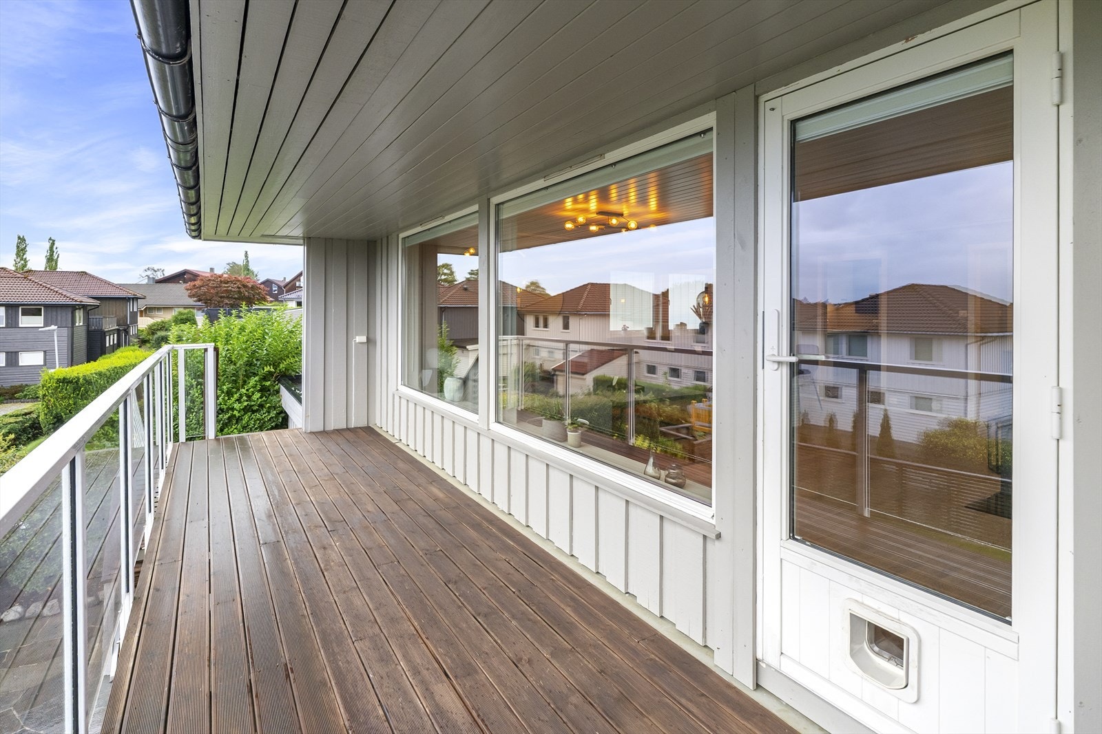 En trapp tar deg ned til hagen og en trivelig terrasse. Galleribilde