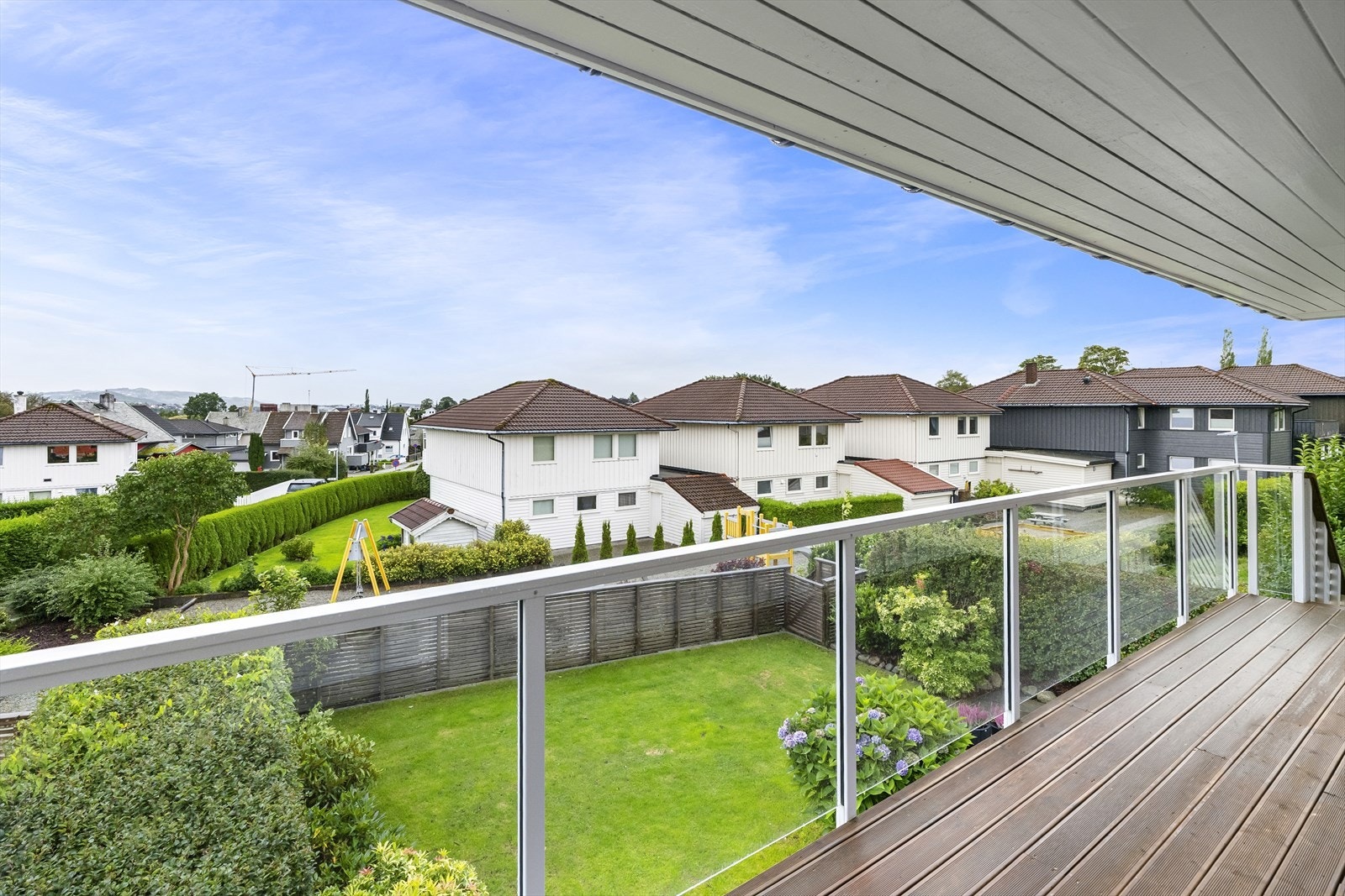 Stuen forlenges av en herlig balkong som måler ca. 13 kvm. Balkongen har utestikk, og glassflater langs rekkverket ivaretar utsikten. Galleribilde