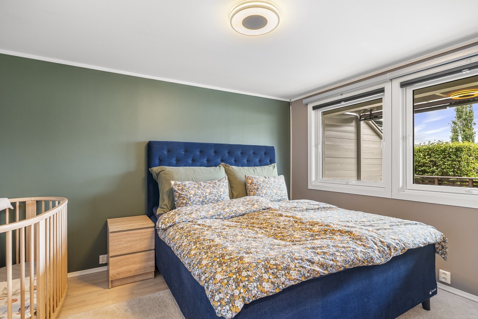 Hovedsoverommet har plass til dobbeltseng, og det er mye oppbevaring i en stor skyvedørsgarderobe. Galleribilde