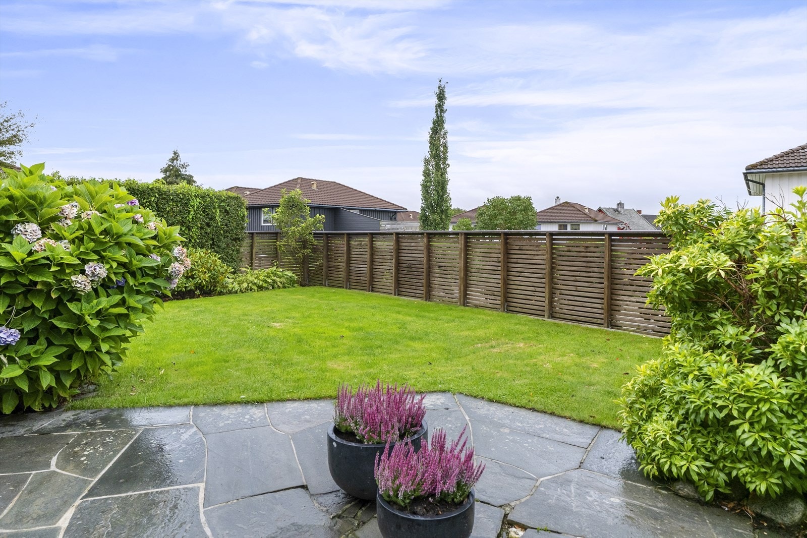 Beliggenheten er ideell for familier, i trygge og rolige omgivelser med gangavstand til skoler, barnehager og fritidsaktiviteter. Galleribilde