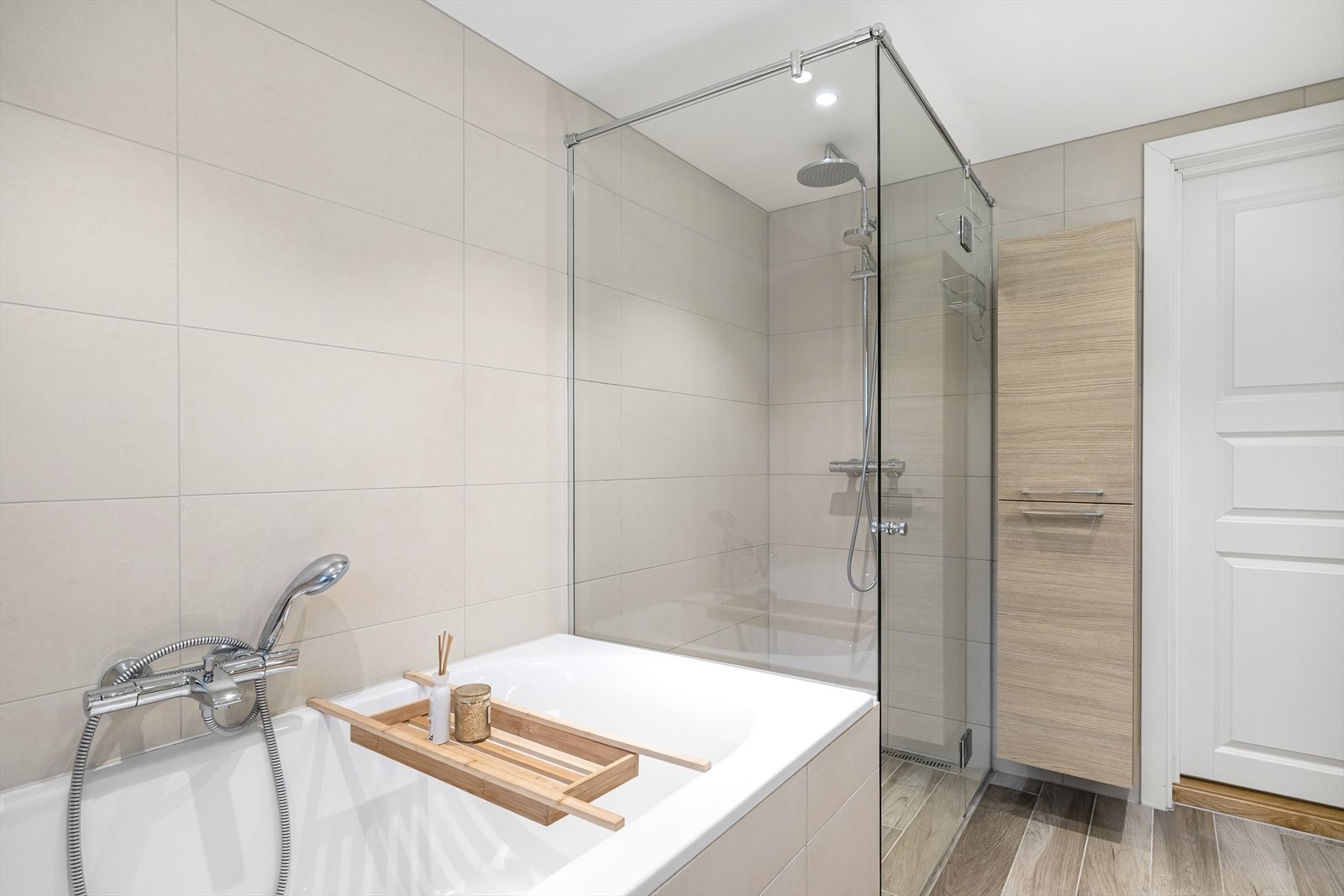 Badet ble pusset opp i 2015, stilrent innredet med store, duse veggfliser og grå gulvfliser som ligner parkett. Galleribilde