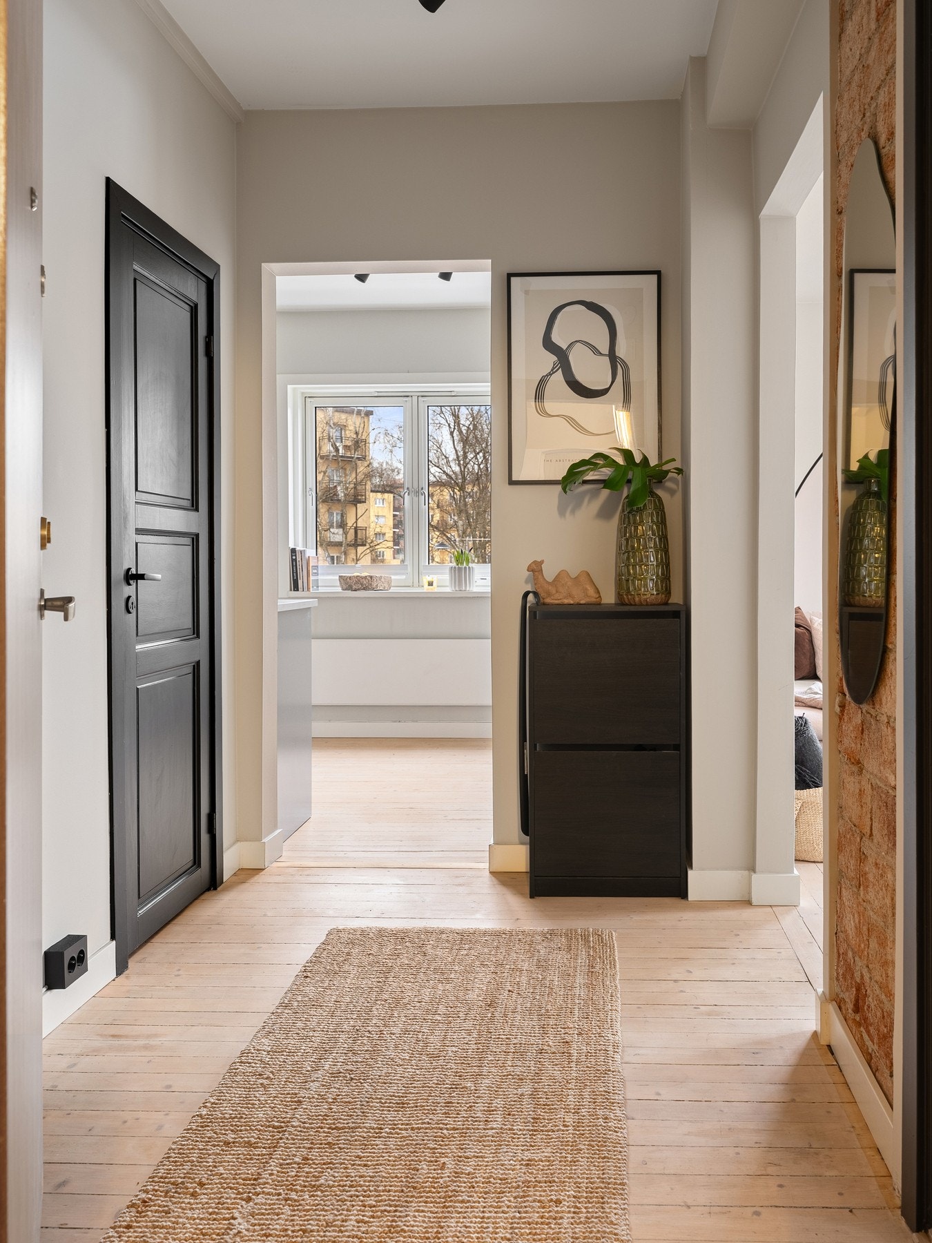 Mellomgangen fungerer som et bindeledd til samtlige av leilighetens rom. Galleribilde