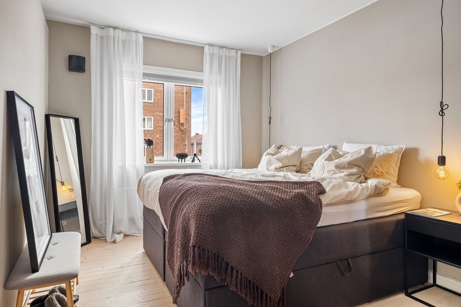 Plass til stor dobbeltseng, nattbord og kommode. Galleribilde