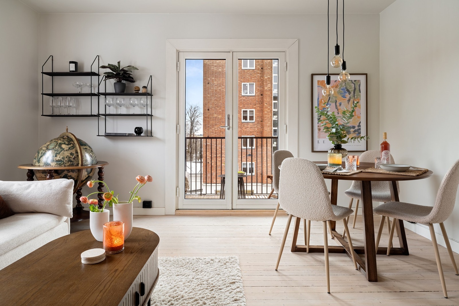 Stuen er lys og romslig, med gode lysforhold. Galleribilde