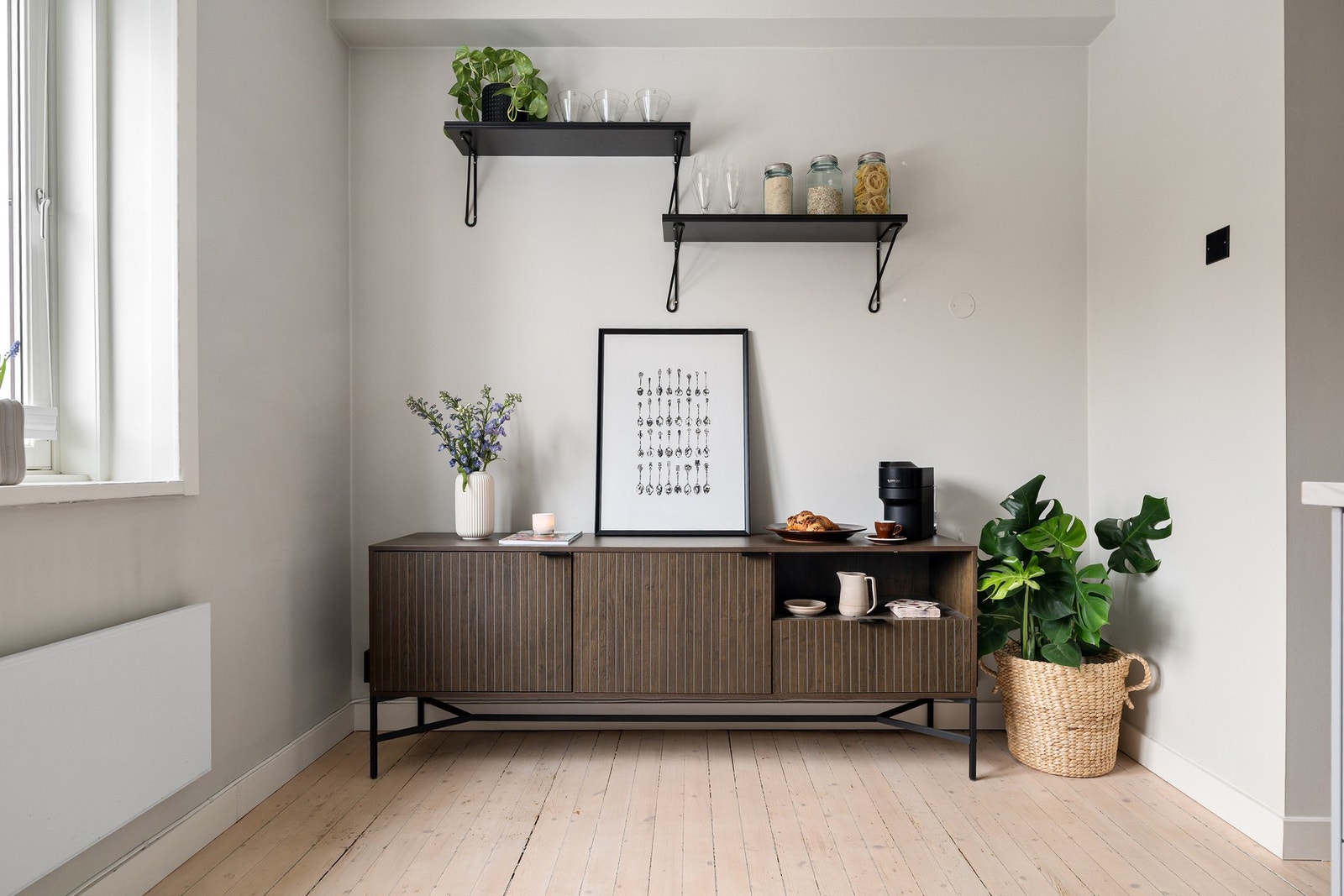 Oppvarming med radiatorer og varmt vann fra fjernvarmeanlegg. Det er radiator i stue, kjøkken og soverom. Dette er inkludert i felleskostnadene. Galleribilde