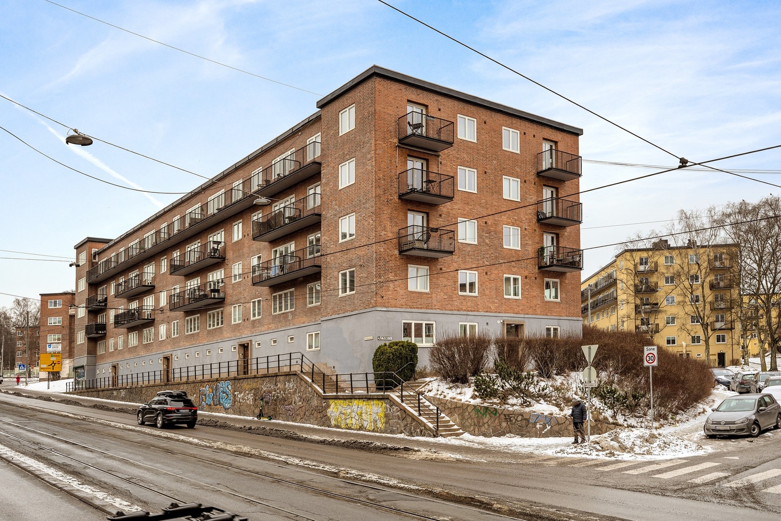 Borettslaget disponerer 6 parkeringsplasser, som leies ut for ett år av gangen - tildeles ved loddtrekning. Leie kr. 650,- / mnd Galleribilde