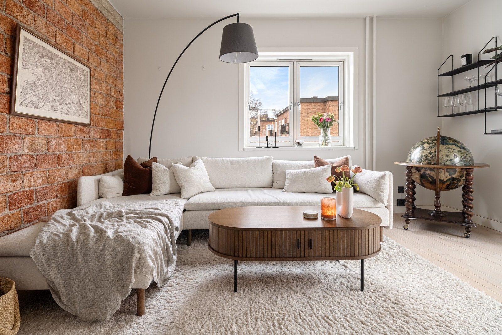 Dette er en hjemmekoselig bolig hvor klassiske detaljer møter moderne komfort. Galleribilde