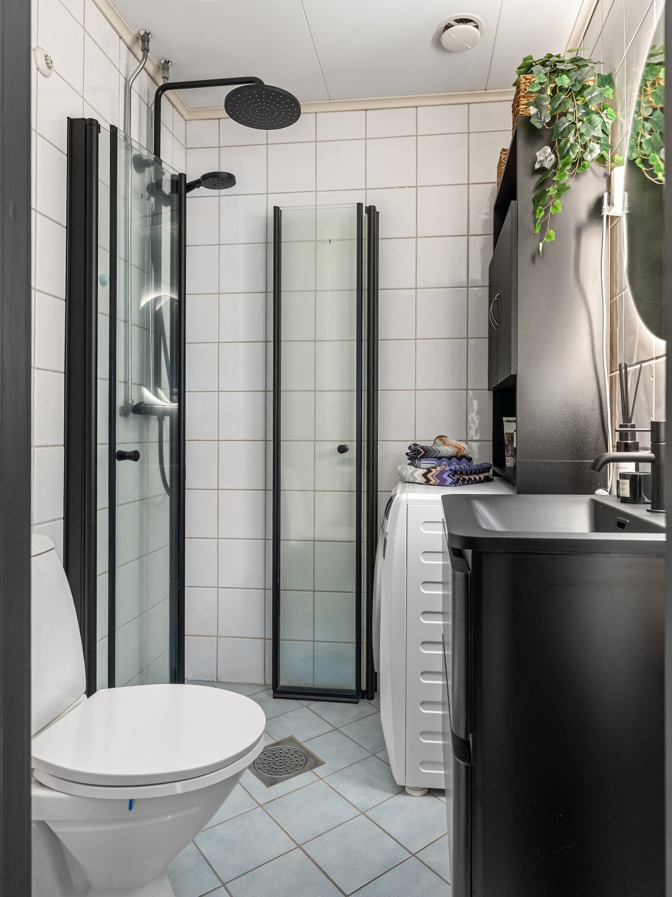 Bad fra 2004, dog dels oppgradert i 2025 med ny dusj, servantmøbel og speil. Gulvvarme og opplegg for vaskemaskin og tørketrommel. Vaskemaskin medfølger. Galleribilde