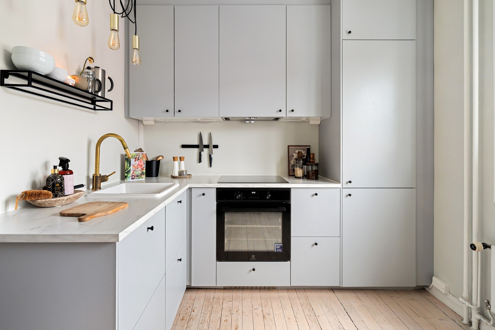 Alt av hvitevarer medfølger (vaskemaskin, oppvaskmaskin (ny okt. 2025), kjøleskap og frys, komfyr+platetopp (ny 2024/2025). Galleribilde