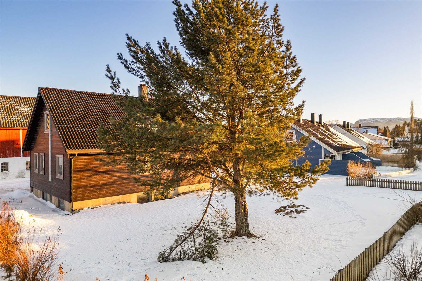 Eiendommen kan skilte med en usjenert og solrik hage vendt mot sørvest, med utmerkede solforhold fra formiddag til sen kveld. Galleribilde