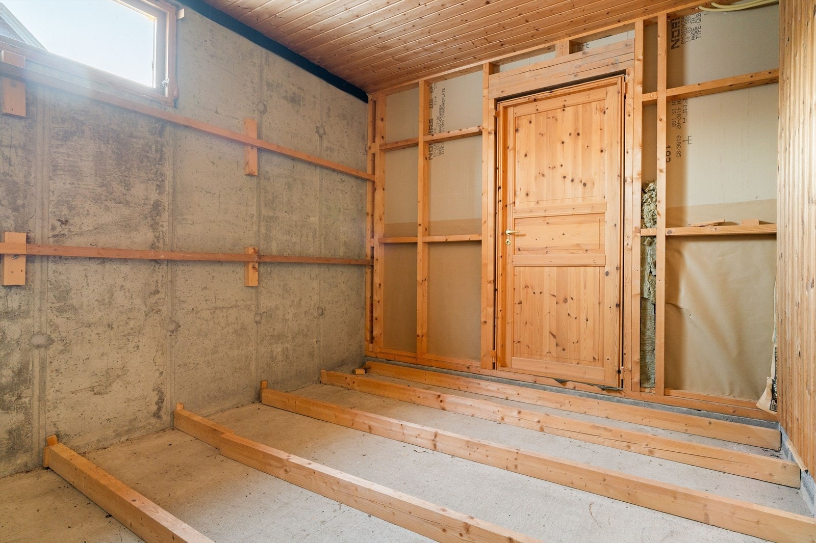 Kjelleren er ikke byggemeldt og ikke godkjent etablert. Galleribilde