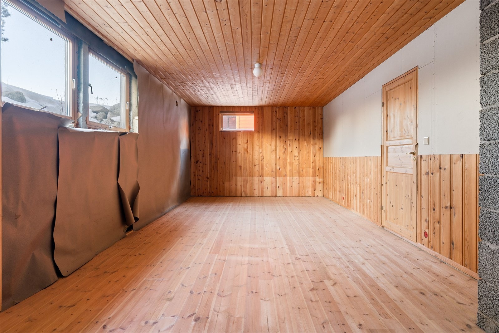 Romslig kjellerrom på ca. 34 kvm med gode bruksmuligheter, velegnet som hobbyrom, treningsrom eller tilsvarende. Galleribilde